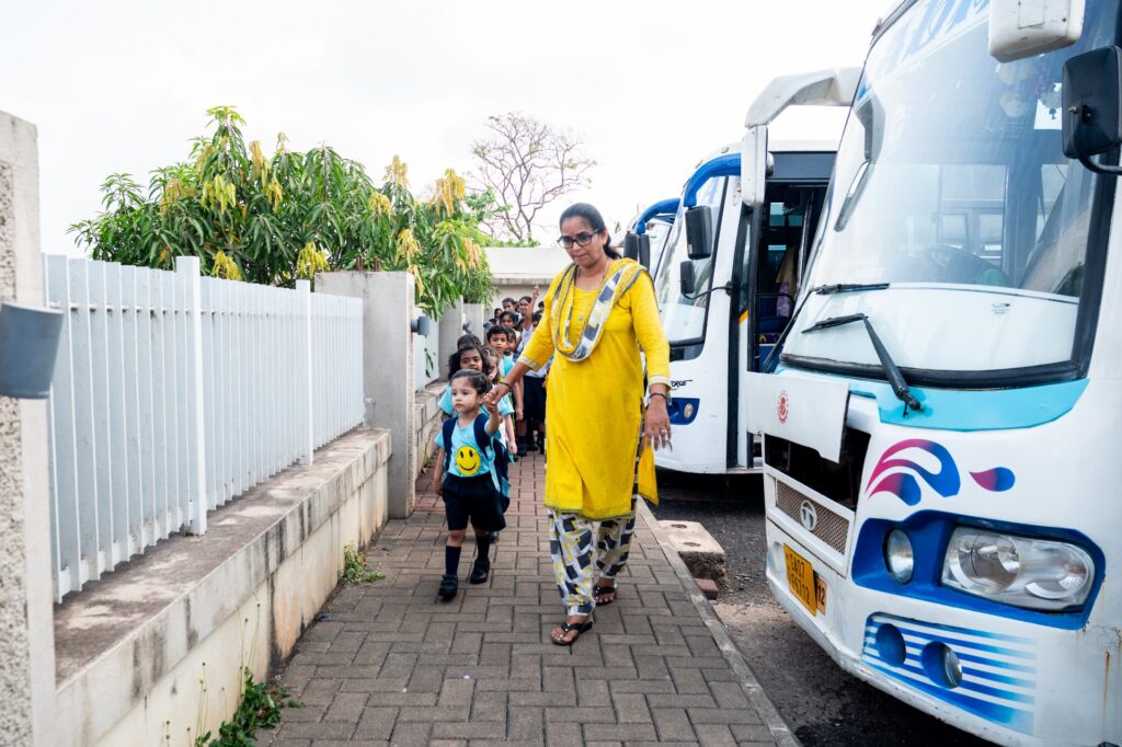 Bus_Lady_Attendant_Kadamaba_DSC_7110-Enhanced-NR